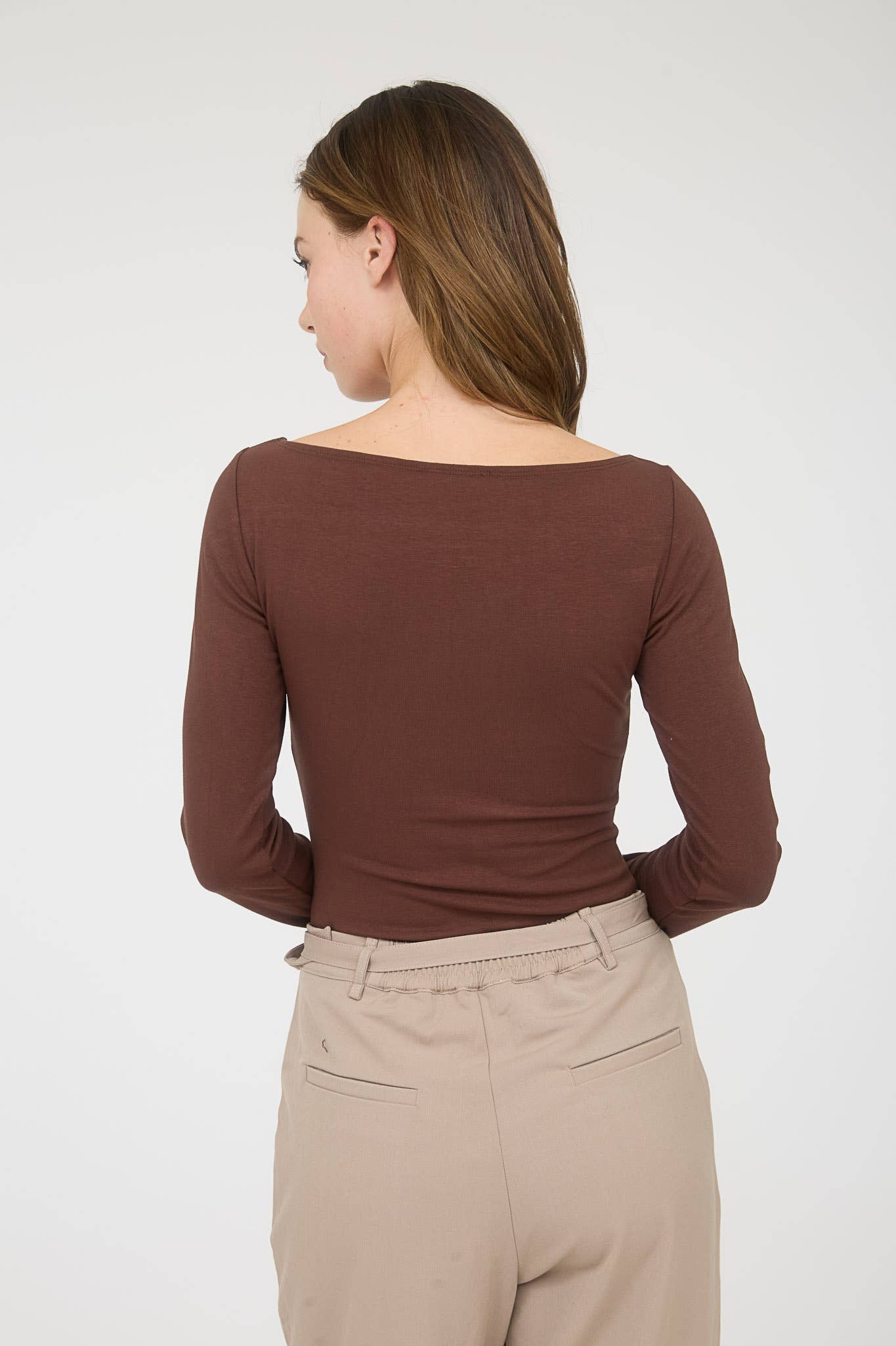 BOAT NECK LONG SLEEVE SOLID KNIT TOP: CHOCOLATE