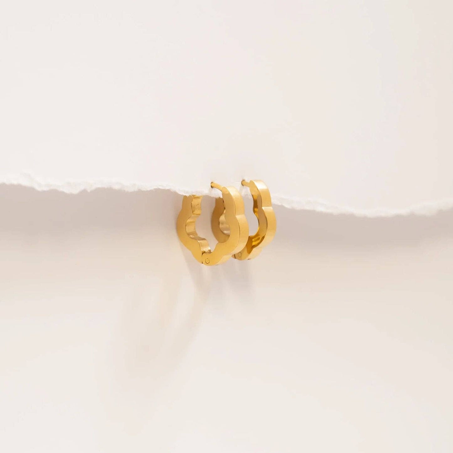 18K Gold PVD Stainless Steel Flower Huggie Earrings:Silver/Gold