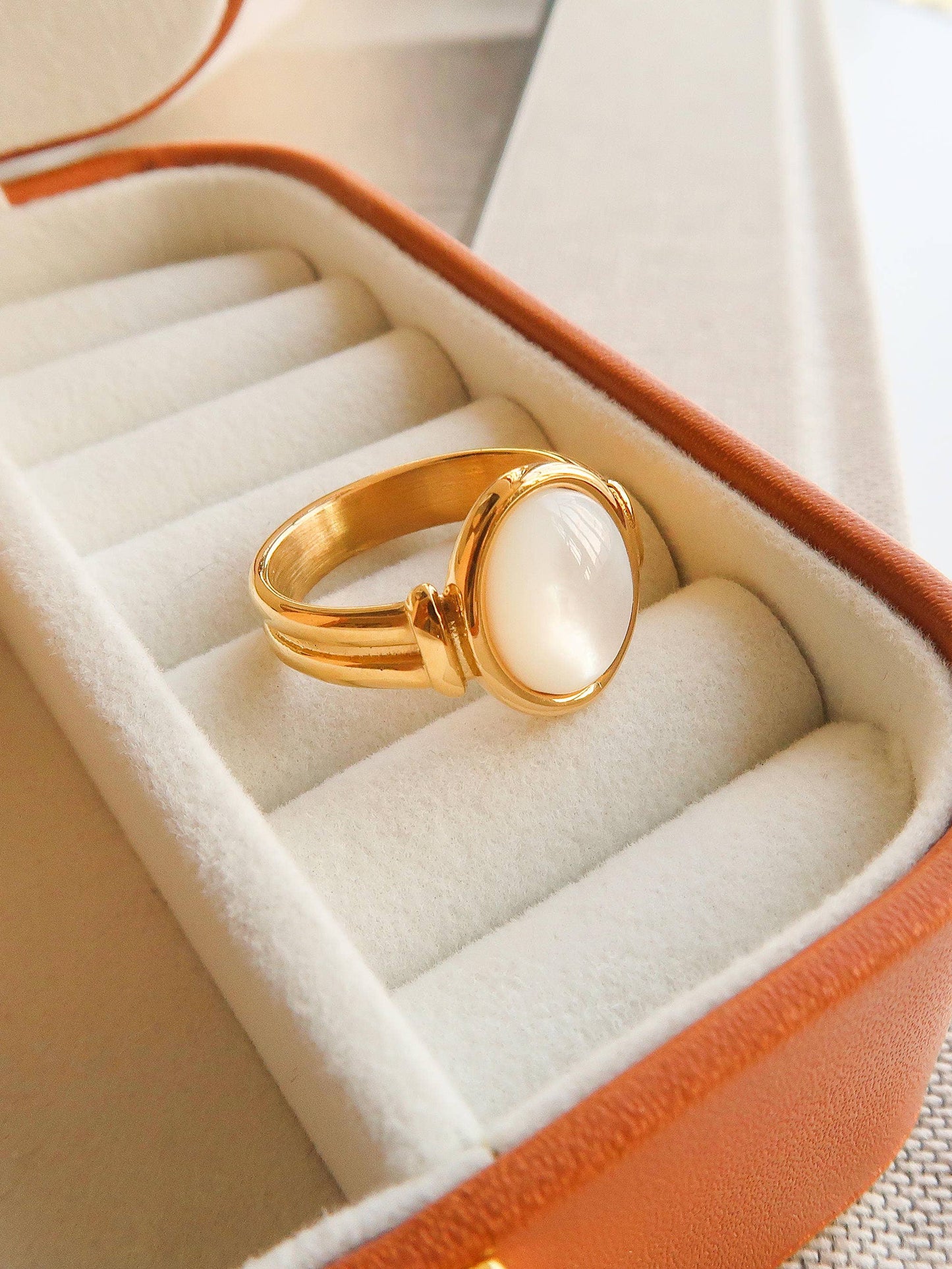 Jade Non-Tarnish Classic Shell Stone Ring: Yellow Gold